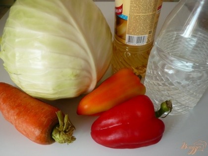 Вот почти все, что понадобится для приготовления салата (соль и сахар остались за кадром). С капусты снимаю верхние листья, перец и морковь мою, чищу.