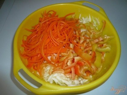 Нарезаю перец, морковь натираю на терке, добавляю к капусте.
