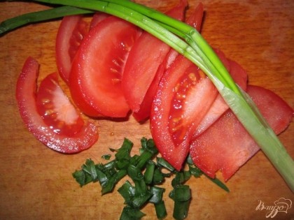 Нарезаем дольками помидор, мелко режим зеленый лук.