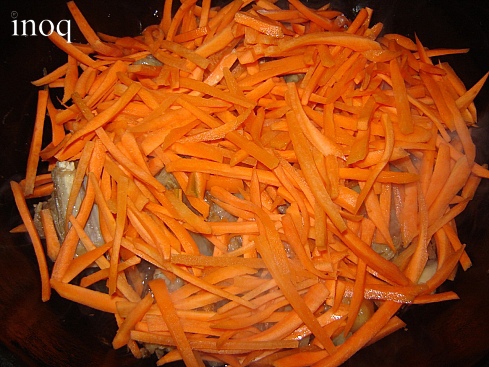 Пока обжаривается лук, нарежем соломкой морковь. <p>Лук не нужно сильно зажаривать, иначе плов получится темным и горьковатым. Достаточно чтобы лук приобрел золотисто-янтарный оттенок.<p>Добавляем морковь
