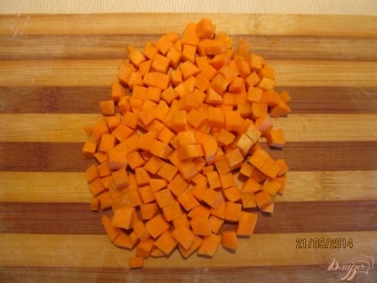 Лук и морковь также режем небольшими кубиками.