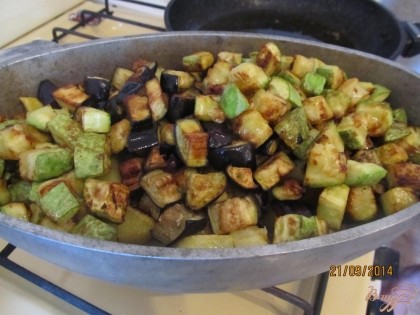Пока картофель с мясом томятся на медленном огне, обжариваем в сковороде кабачки и баклажаны.Когда они немного зарумянятся выкладываем их поверх картофеля в казан.