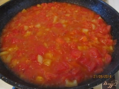 Чтобы почистить помидоры, необходимо залить их кипятком буквально на 1 минуту, а потом быстро поместить под холодную воду. Кожура счищается очень легко. Помидоры лучше брать мясистые, чтобы при обжаривании они дали много сока и получилась вкусная подливка. Вот эту подливку мы хорошо солим и заливаем ею овощи в казане.