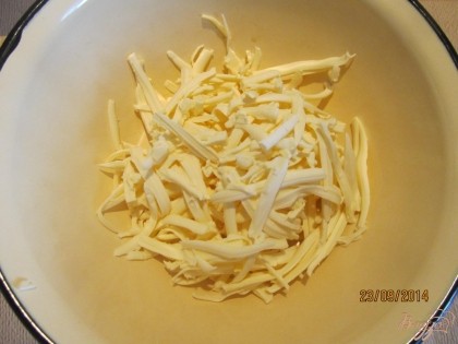 Жареные пластинки выкладываем на тарелку и даем стечь лишнему жиру.В это время готовим сырную массу. Плавленый сыр натираем на терке.