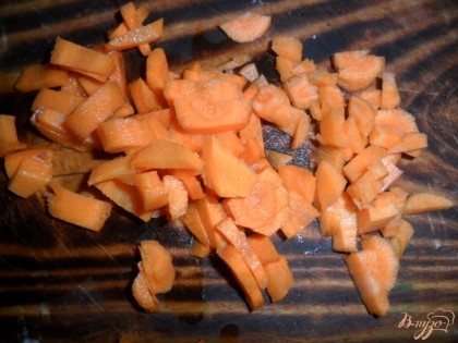 Морковь брусочками.