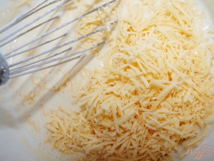 Сыр натереть на мелкой терке, добавить в жидкую массу
