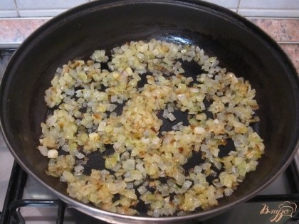 3 луковицы мелко порезать и обжарить в половине сливочного масла.
