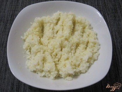 Сварить рассыпчатый рис и заправить оставшимся сливочным маслом.