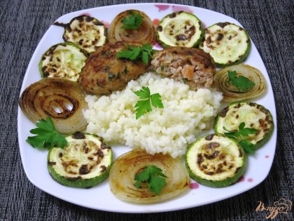 Готово! Разложить рис, котлеты и овощи по тарелкам, украсить зеленью по вкусу. Приятного аппетита!
