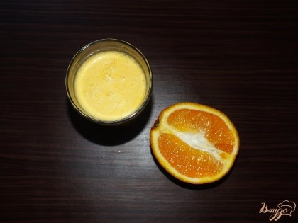 Тем временем из апельсинов нужно выжать сок (достаточно 2-3 апельсинов).