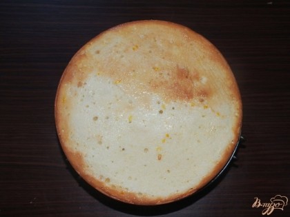 Остывший бисквит пропитать сиропом (можно использовать простой сахарный сироп. я развела мандариновое варенье и пропитала им бисквит).
