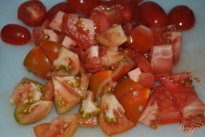 Нарезать кубиками помидоры