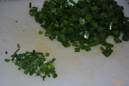 Нарезать зеленые лук и чеснок