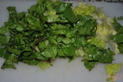 Нарезать салатную зелень