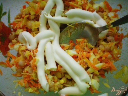 Добавляем обжаренную морковь с луком, сыр, чеснок, майонез и перемешиваем.