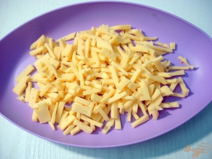 Сыр нарезаем брусочками.