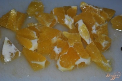 Очистить апельсин и нарезать треугольниками