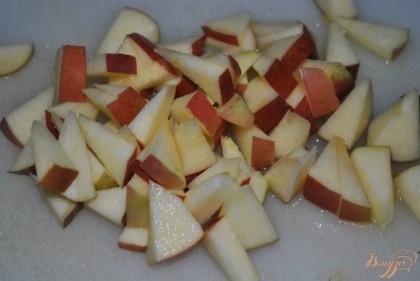 Убрать сердцевину и нарезать яблоко