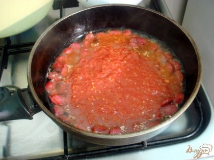 К колбасе добавляем томатный соус и обжариваем вместе.