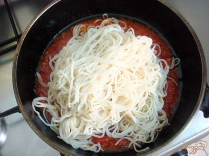 К соусу добавляем спагетти.