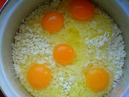 В миску кладём творог и яйца.