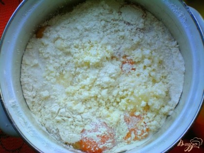 В смесь добавляем муку и хорошо перемешиваем блендером. Затем необходимо добавить соду гашенную уксусом и еще раз перемешать. Тесто должно получится, как очень густая сметана.