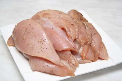 Замочить куриное филе в соусе и отправить в холодильник минимум на 2−3 часа, а можно и на сутки. После маринования, куриные грудки достать и обсушить.