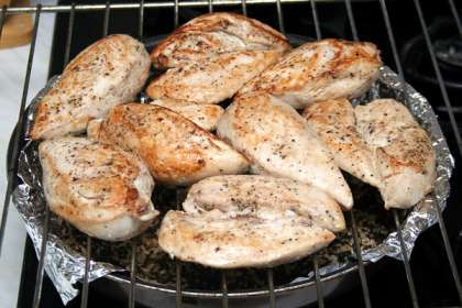 В другой сковороде обжарить куриные грудки на оливковом масле и сильном огне по 3−4 минуты с каждой стороны. Главное не пересушить.