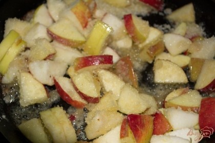 Сливочное масло растопить на сковороде. Добавить яблоки и 3-4 ст. ложки сахара. Не помешивая , карамелизируйте яблоки 2 минуты. Переверните яблоки на другую сторону. Снова жарьте.