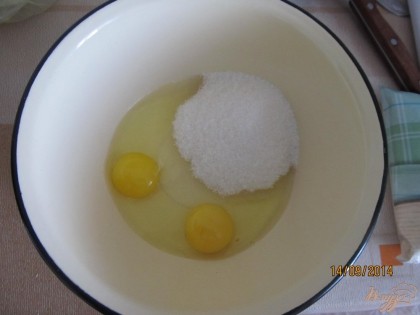 Растираем яйца с сахаром до золотистого цвета.