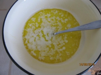На плите растапливаем сливочное мало и немного остывшим добавляем к яйцам и кефиру.