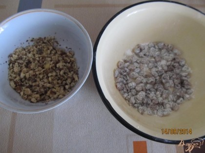 Также измельчаем орехи блендером, не очень мелко. И в третьей тарелке смешиваем изюм с мукой, чтобы он равномерно был перемешан в тесте.