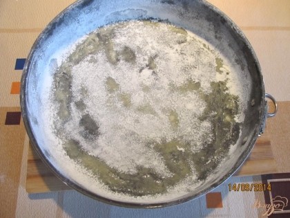 Далее готовим форму для выпекания. Разогреваем ее в духовке, смазываем маргарином и посыпаем мукой.