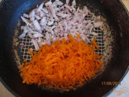 Далее готовим подливку. Для этого оставшийся лук и морковь выкладываем на сковороду с подсолнечным маслом.