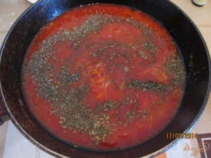 В сковороду выливаем томатный сок, солим и добавляем специи. Ждем, когда закипит и выключаем.