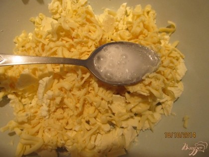 Соду погасить уксусом и добавить к маргарину с сыром.