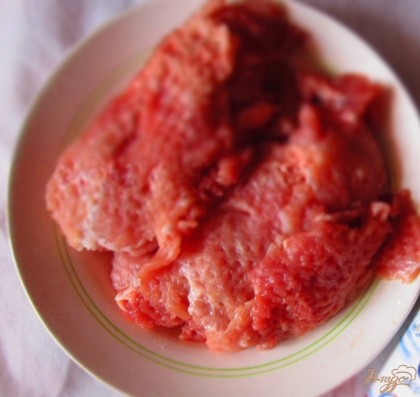 Мясо нарезать на порционные кусочки и отбить с помощью кухонного молотка.
