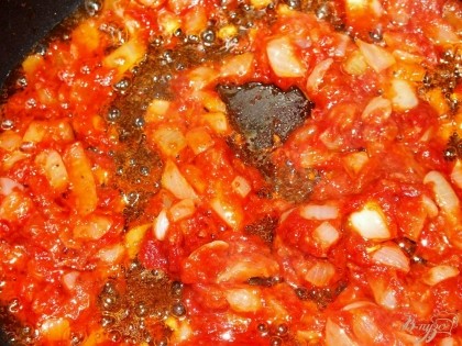 Добавить томатную пасту и томатный соус, перемешать и отключить мультискороварку