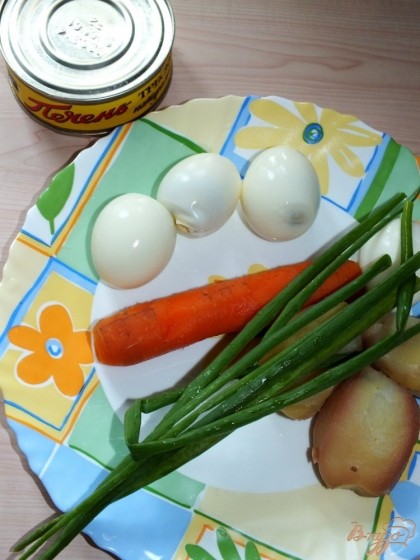 Подготовим продукты, яйца отварим и очистим, морковь и картофель также нужно отварить и очистить от кожицы