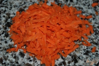 очистить и натереть морковь на крупную терку