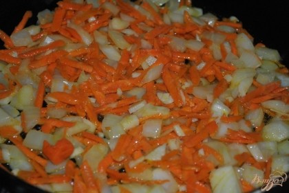 Обжарить лук, морковь и чеснок на растительном масле