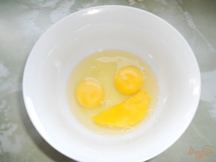 Куриные яйца разбиваем в глубокую миску. В зависимости от размера нам понадобится три-четыре яйца.