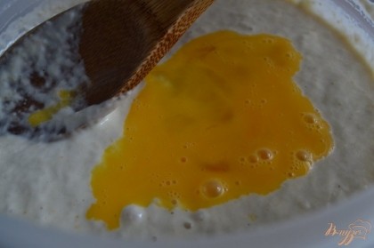 На теплой воде + сахар , дрожжи и половина норма муки поставить опару. Дать хорошо подойти и добавить взбитое яйцо.