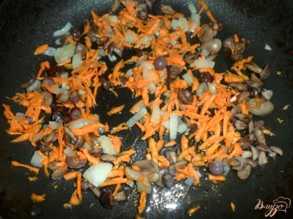 Пока варится бульон добавляем к нашим грибам и луку натертую морковку, обжариваем это все до готовности на растительном масле.