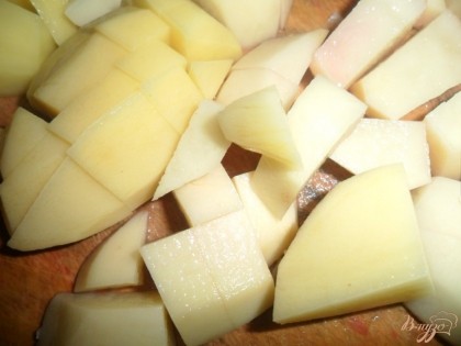 После капусты, нарезанную на кусочки картофель. даем закипеть и варим до полу готовности картофеля. Солим, перчим, по желанию добавляем сахар.