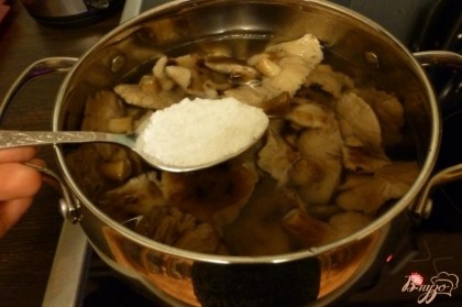Маринад(в литрах) готовим от количества грибов. На 1 литр воды берем 1 стол.л. соли,2 стол.л. сахара и 10 стол.л. столового уксуса. В воду с кипящими грибами добавим соль.