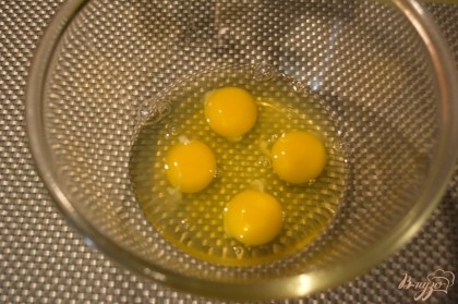 В отдельную миску вбейте яйца.