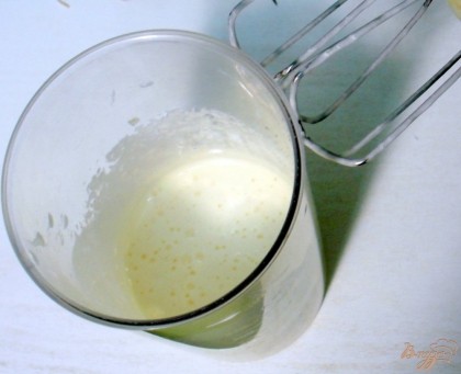 Взбить яйцо с половиной сахара. Подготовьте масло(предварительно его разогрейте и охладите, чтобы было жидким.) Изюм залейте тёплой водой.
