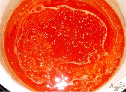 В кастрюльку вылить воду, томатный сок и масло. Поставить на средний огонь и довести до кипения, постоянно помешивая.