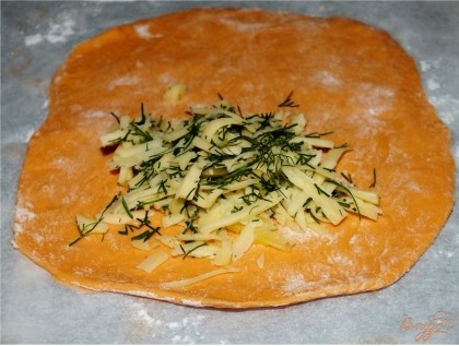 Каждую часть раскатать в лепешку, на одну сторону выложить начинку (тертый сыр и зелень), закрыть второй стороной, защипнуть края.